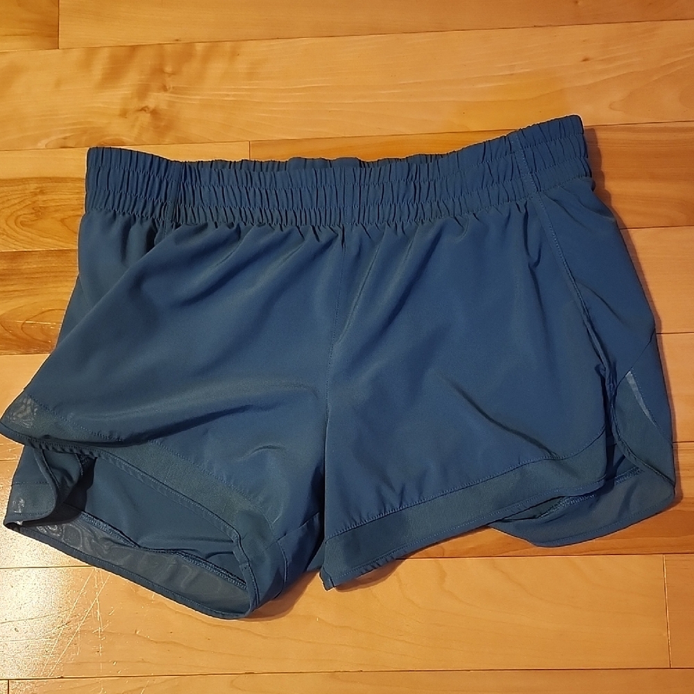 Athleta Mesh Racer Run Short 4" Size Medium
